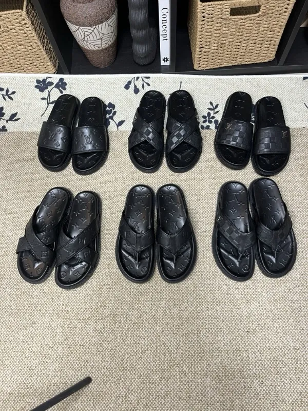 P270🏆Louis Vuitton 🏆[Louis Vuitton] Spring/Summer 2025 [Men's Flip Flops] 🎯🎯As an active family in the fashion industry ⭐ Lv is characterized by bold innovation ⚡Create this casual business style for Chinese fashionable men ✨The fabric is made of imported high-grade cowhide 🔥 Clean and neat ⚡Fashionable and elegant🌹Breathable, sweat-absorbent and deodorant👈So luxurious, high-end and domineering. 👍Must be sold if you repost the picture. Number of yards: 38--46. Color: 🎉 For large quantities. Welcome to repost.